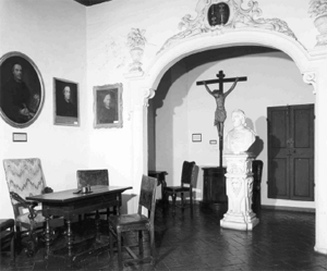 Studio (in primo piano) e camera da letto (oltre l’arco) della casa di Muratori. La porta sul fondo immette in un andito con affaccio all’interno della chiesa della Pomposa. Sul tavolino di sinistra, portapenne e altri oggetti per scrivere usati da Muratori (ingranditi qui sopra)